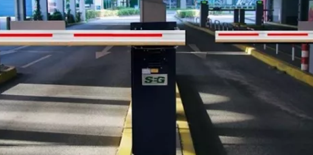 Barreras de tránsito automatizadas instaladas por Abrematyc para controlar el acceso vehicular en empresas, estacionamientos y barrios cerrados