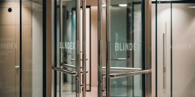 imagen de puertas blindex instaladas por Abrematyc