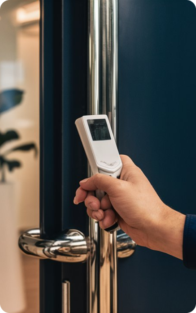 imagen de una mano sosteniendo un control remoto que abre una puerta automatica