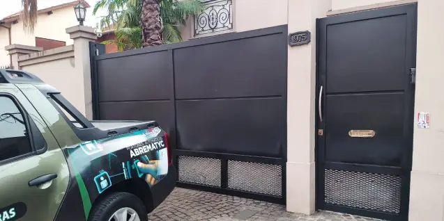 Portón automático de última tecnología instalado por Abrematyc, ideal para mejorar la seguridad y comodidad de tu hogar o empresa